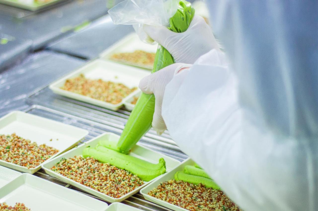 Novotel Hyderabad Airport Exteriör bild Preparation of a meal in a hospital kitchen