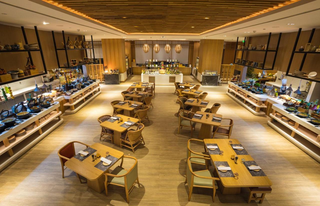 Novotel Hyderabad Airport Exteriör bild The restaurant