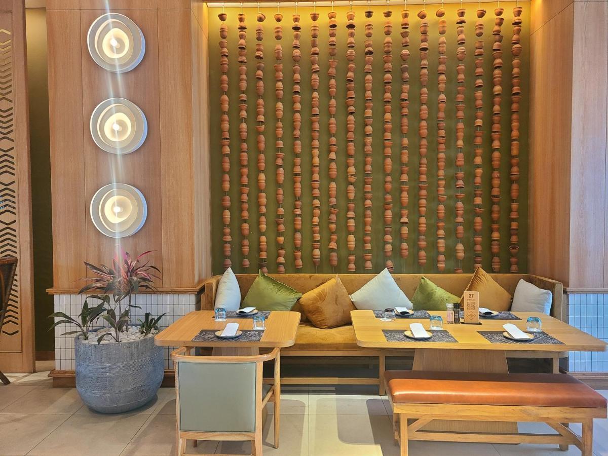 Novotel Hyderabad Airport Exteriör bild Interior of the restaurant