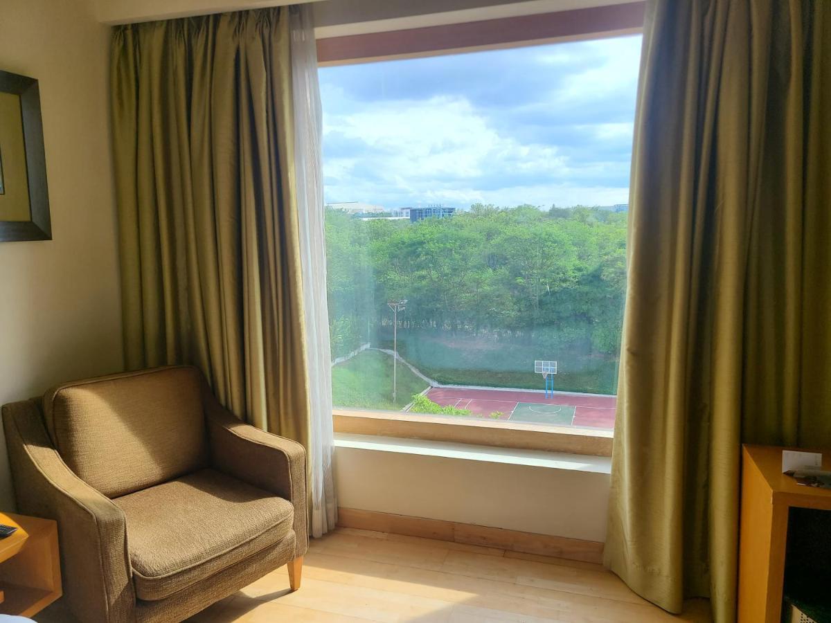 Novotel Hyderabad Airport Exteriör bild A room at the hotel