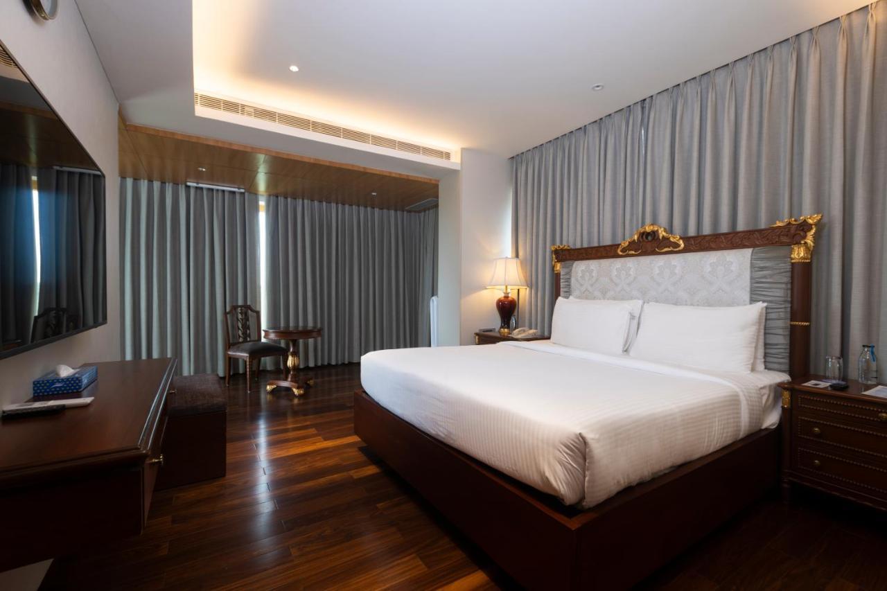 Novotel Hyderabad Airport Exteriör bild