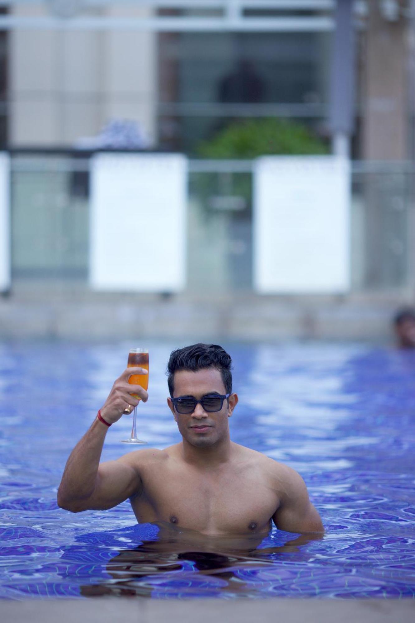 Novotel Hyderabad Airport Exteriör bild A man in a swimming pool