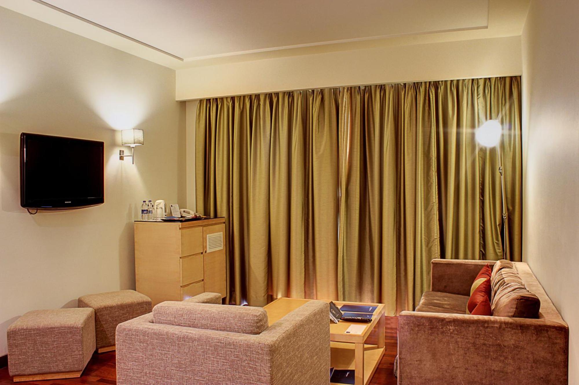 Novotel Hyderabad Airport Exteriör bild