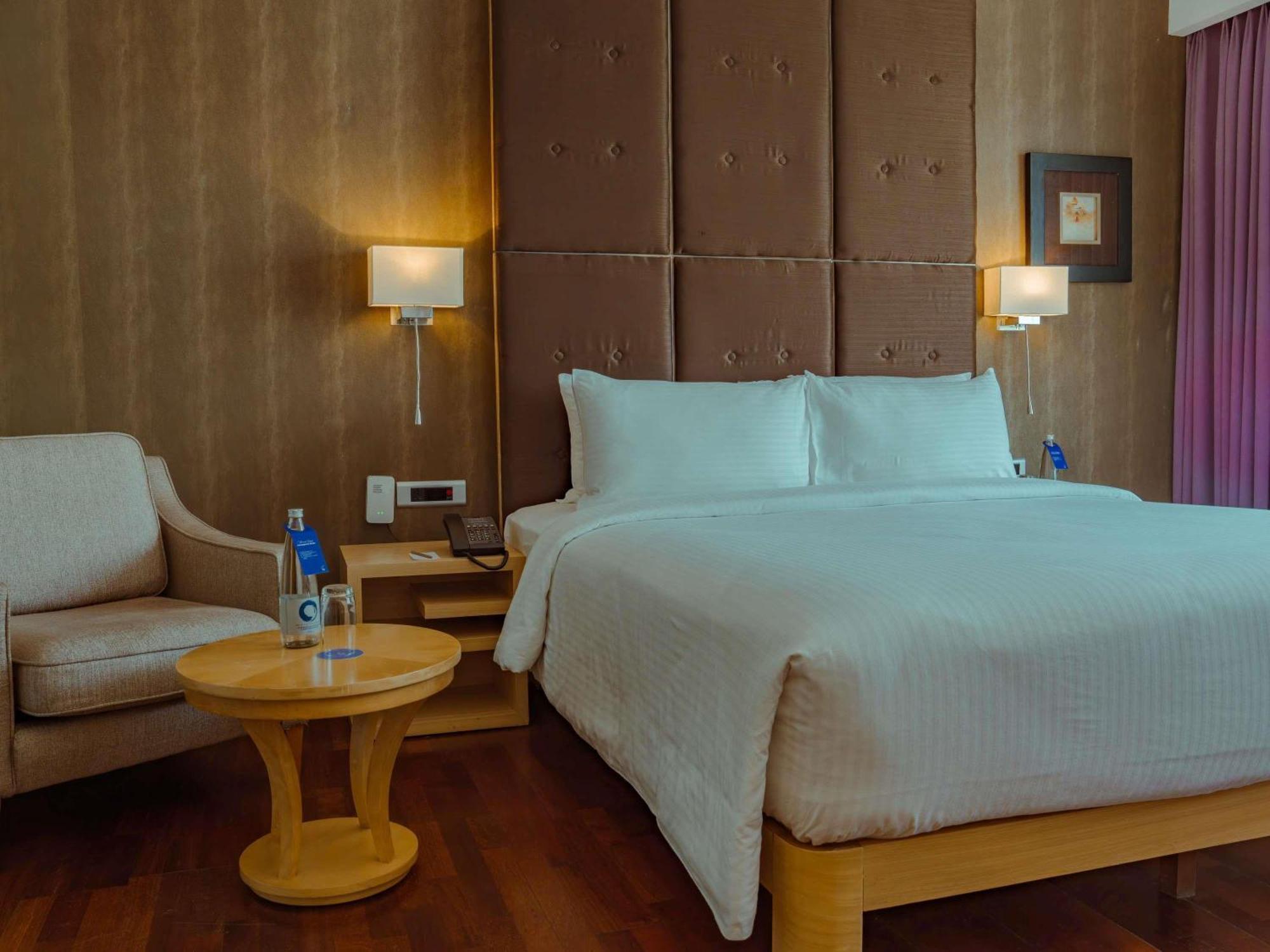 Novotel Hyderabad Airport Exteriör bild