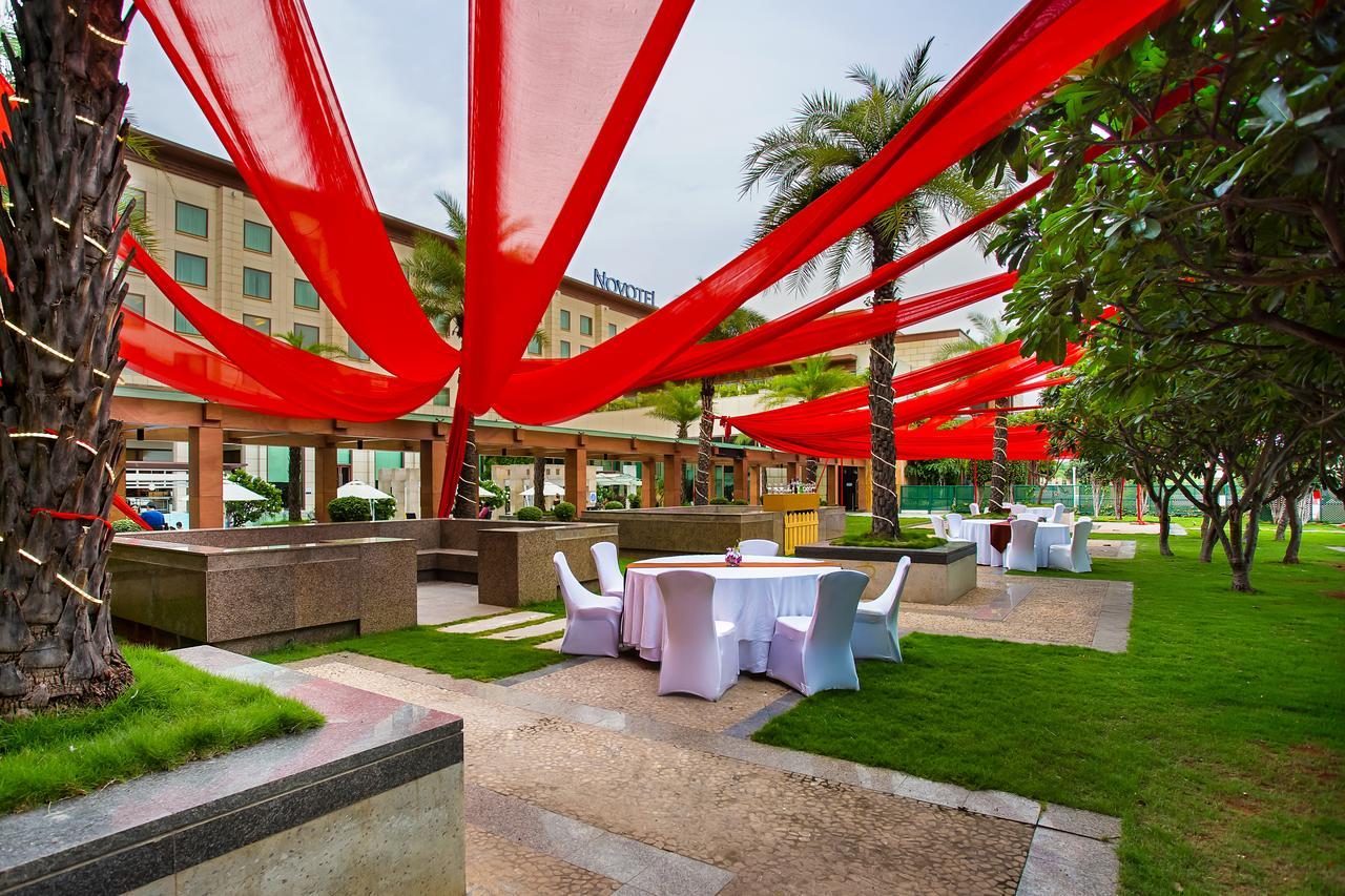Novotel Hyderabad Airport Exteriör bild The Royal Bar