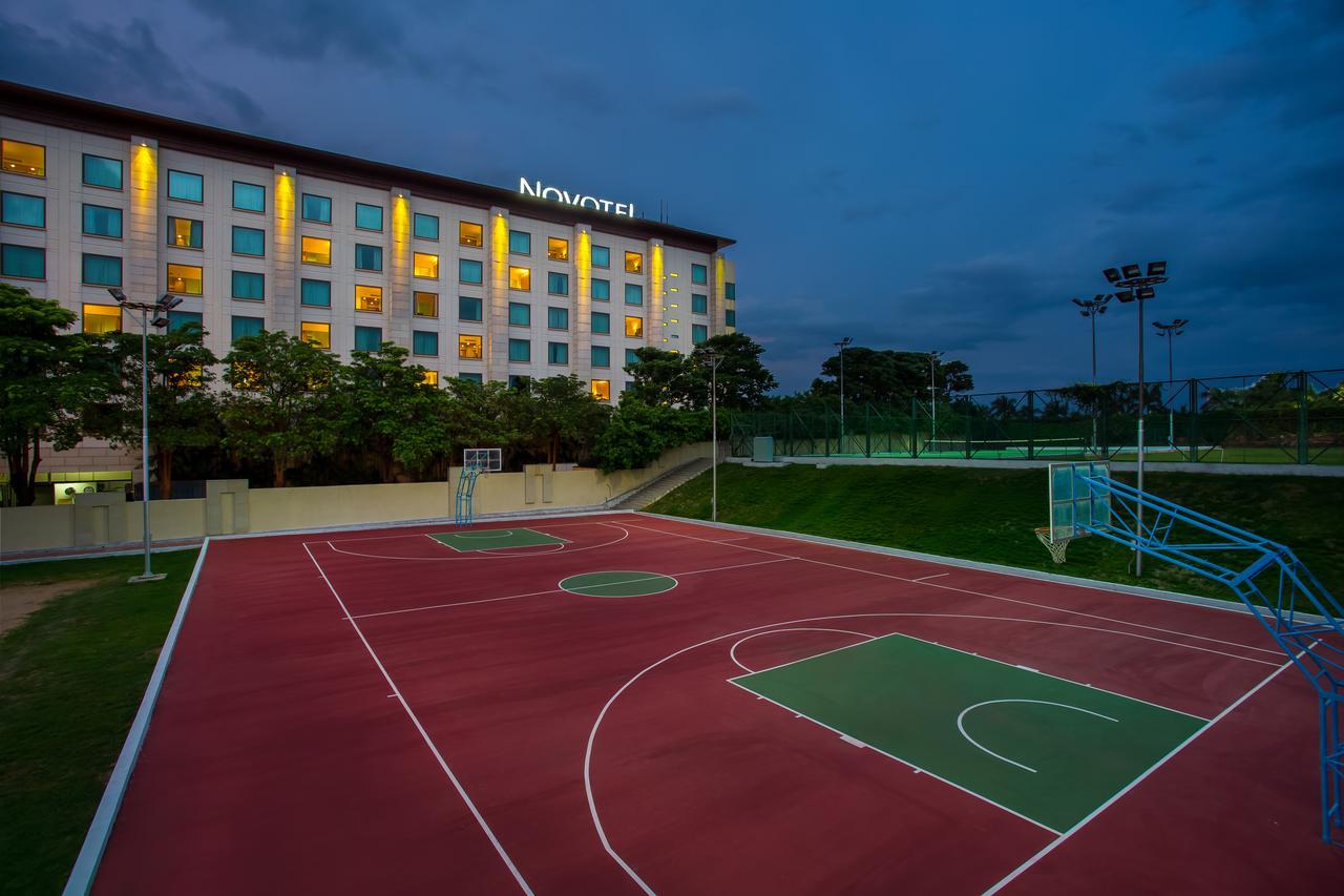 Novotel Hyderabad Airport Exteriör bild Basketball court